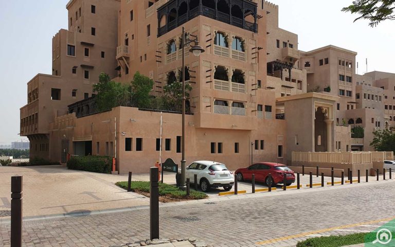 مواقف سيارات خارجية