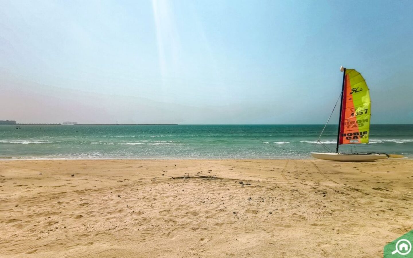 شاطئ الحمراء العام