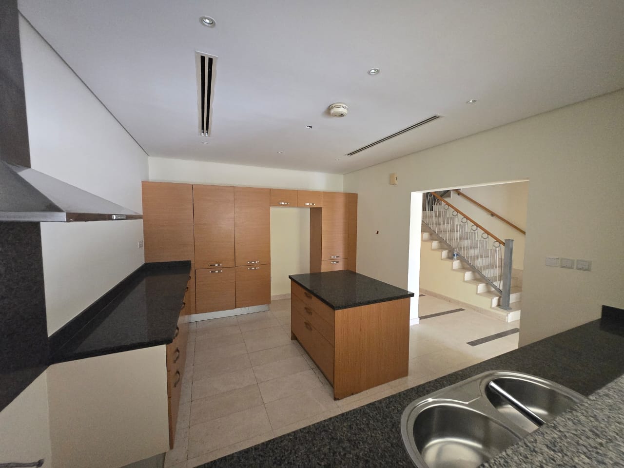 Ready to Move I Family Townhouse | Prime Location