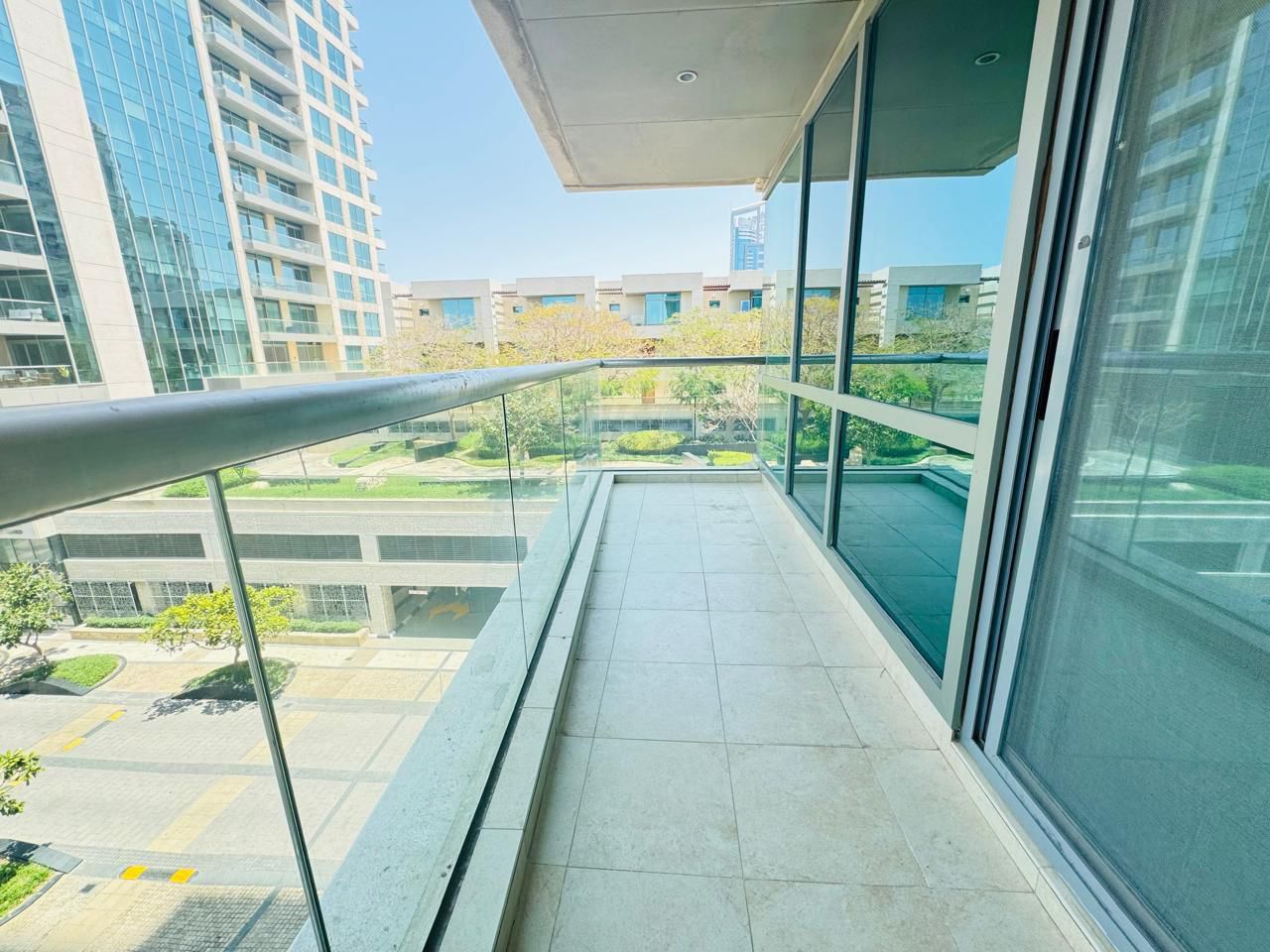Semi Furnished | Balcony | Peaceful Green | Community | Golf & Pool View | Closed Kitchen