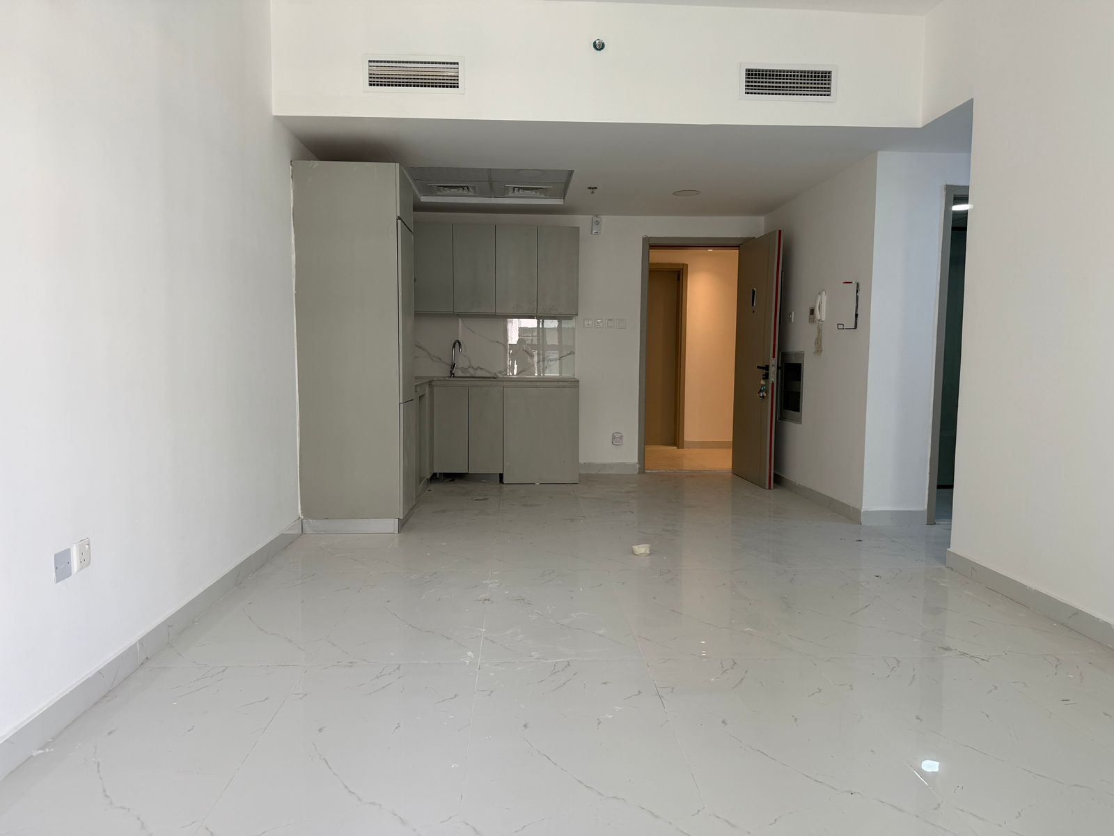 Kitchen with Appliances | Pool view | High Floor | Vacant
