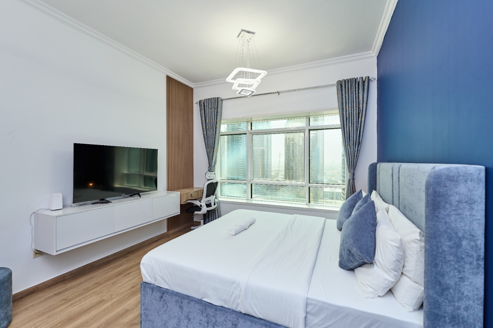 Next to Metro | Lake View | Upgraded Studio