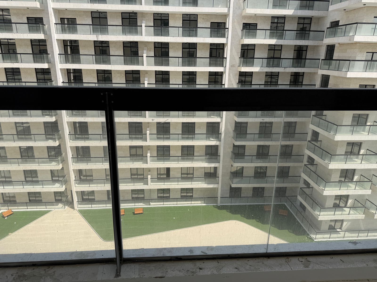 Kitchen with Appliances | Pool view | High Floor | Vacant