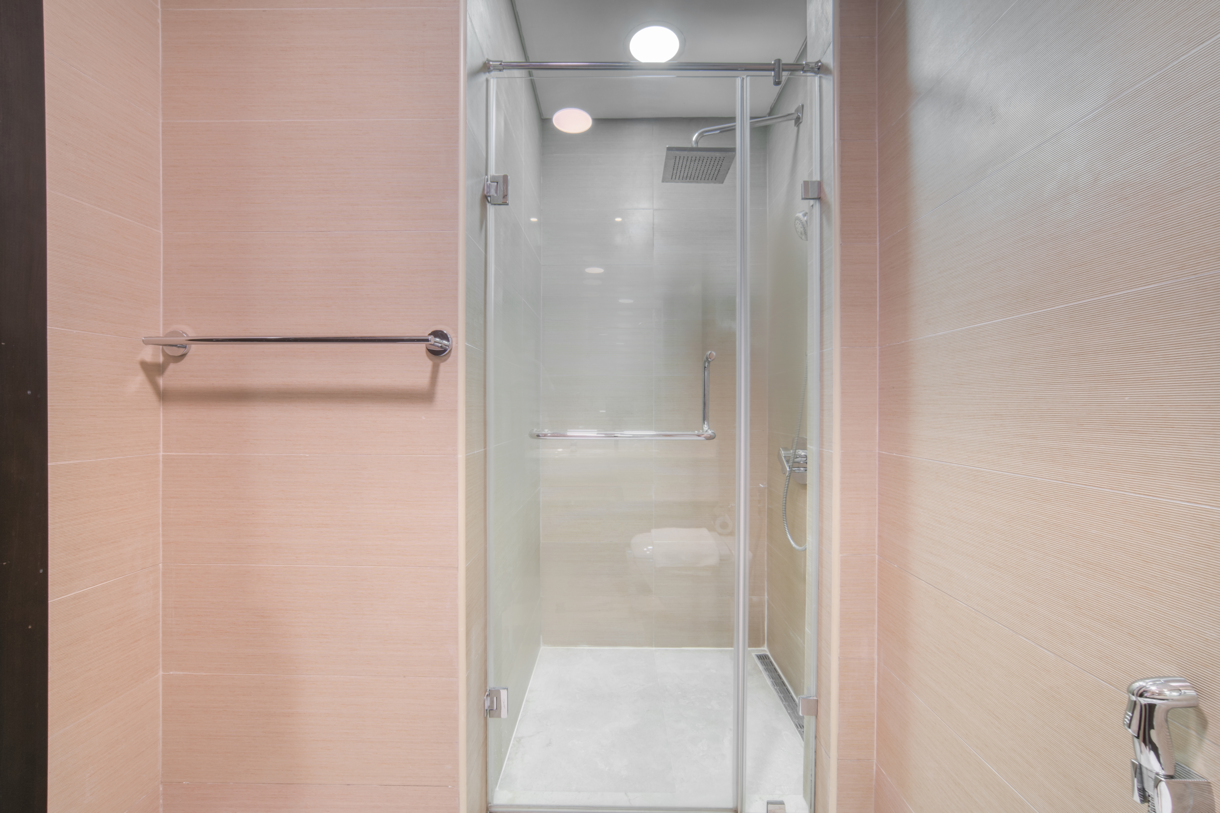 VACANT UPON TRANSFER | MARINA VIEWS | URGENT SALE — Photo 2