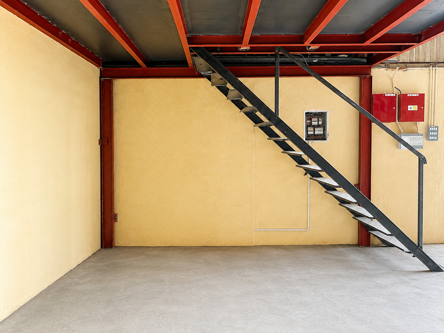 High-Clearance Warehouse | 40 kW Power | 3,541 Sq. Ft.