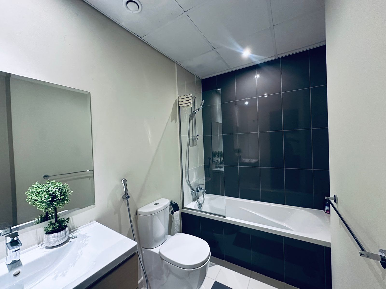 Spacious 2-Bedroom | Semi-Furnished | Balcony · image 8