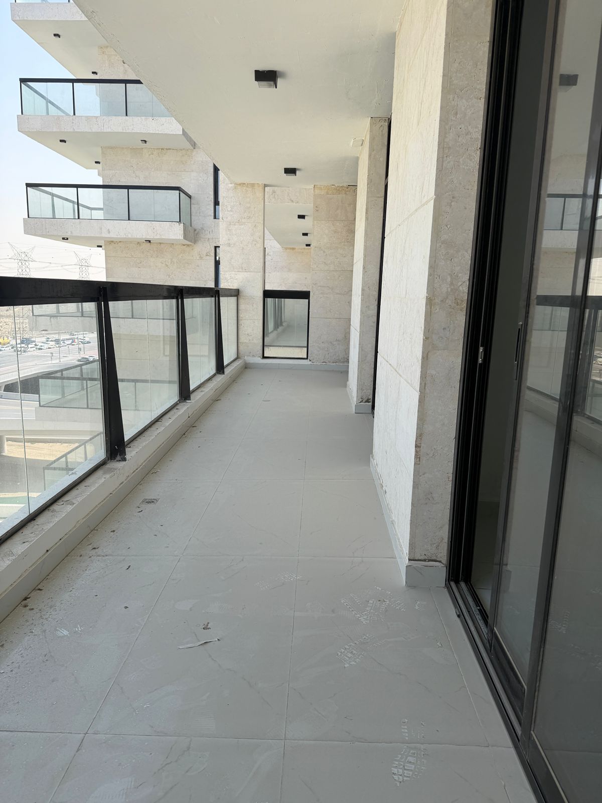 Kitchen with Appliances | Pool view | High Floor | Vacant