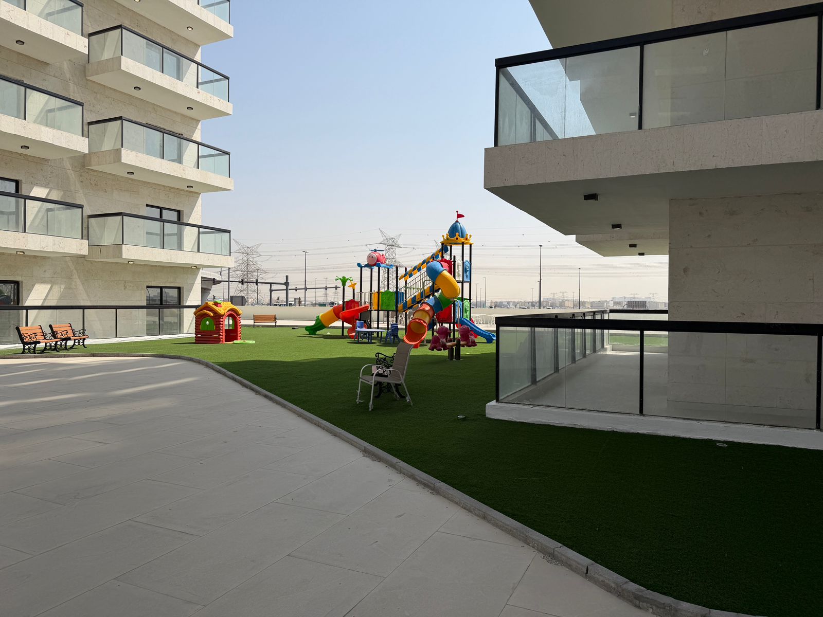 Kitchen with Appliances | Pool view | High Floor | Vacant