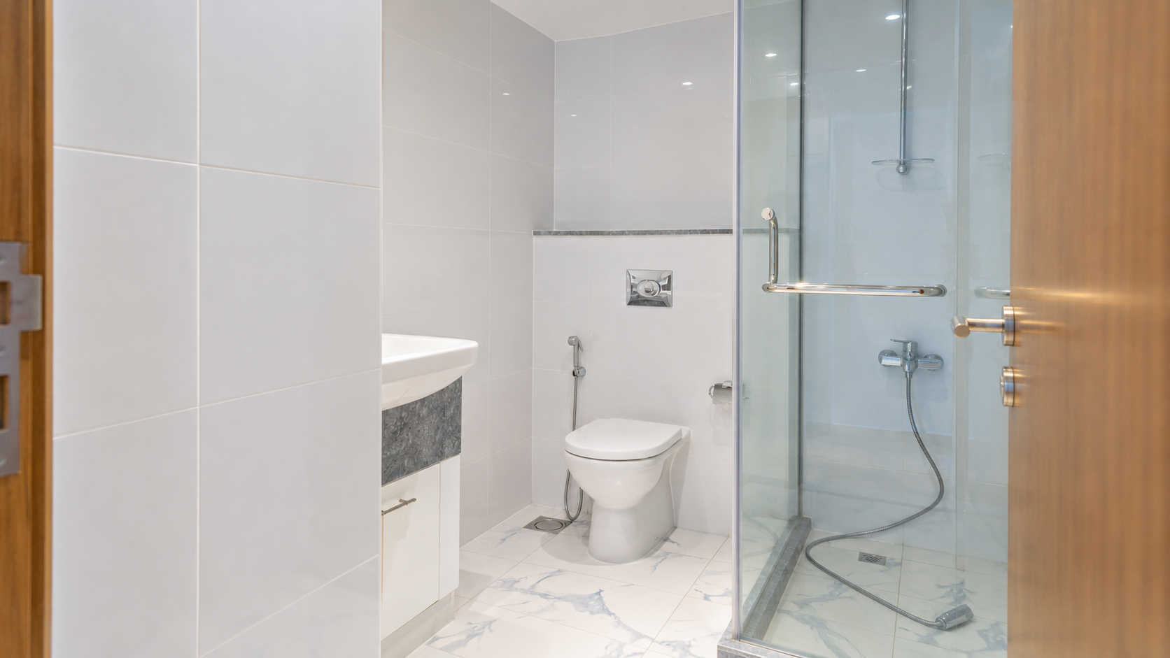 Luxury Waterfront Living | Elegant 2-Bedroom | Semi Furnished w/Balcony