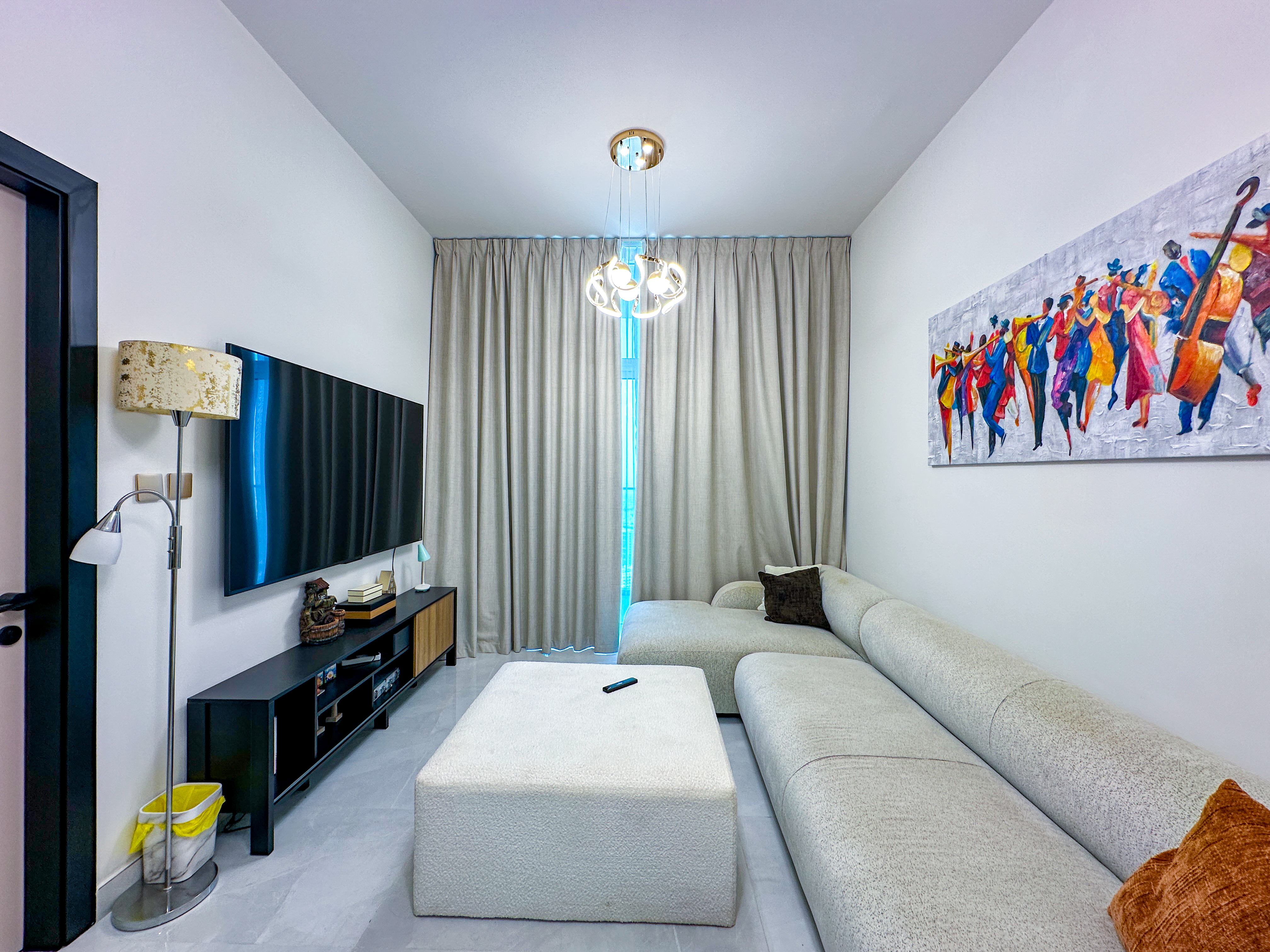 12 Cheques | Skyline Views | Premium Amenities