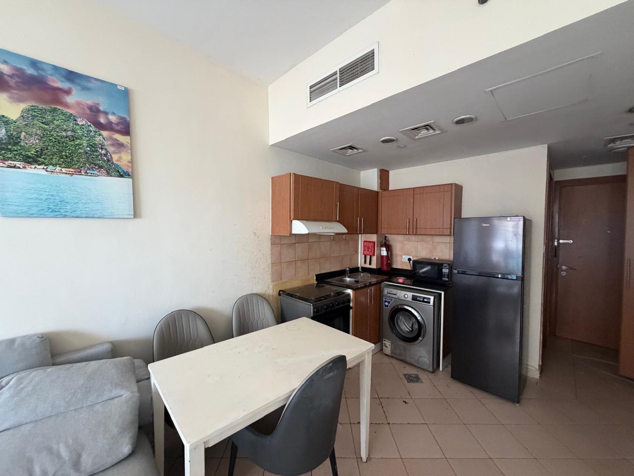 Upgraded/ Big layout / Vacant | Furnished | Clean