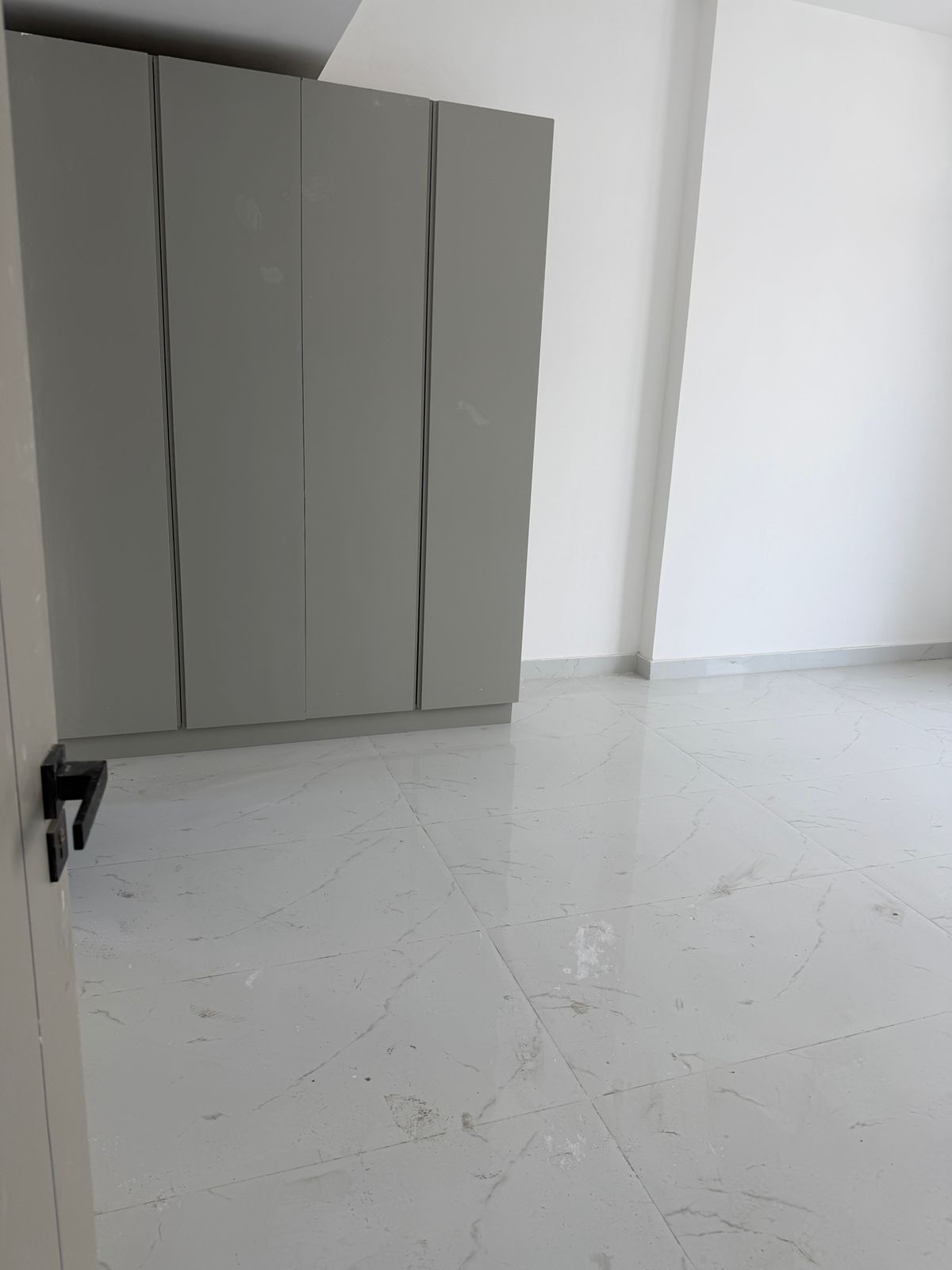 Kitchen with Appliances | Pool view | High Floor | Vacant