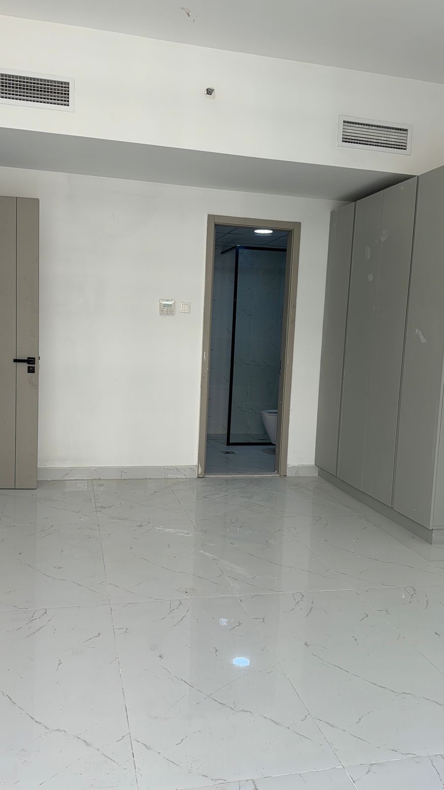 Kitchen with Appliances | Pool view | High Floor | Vacant