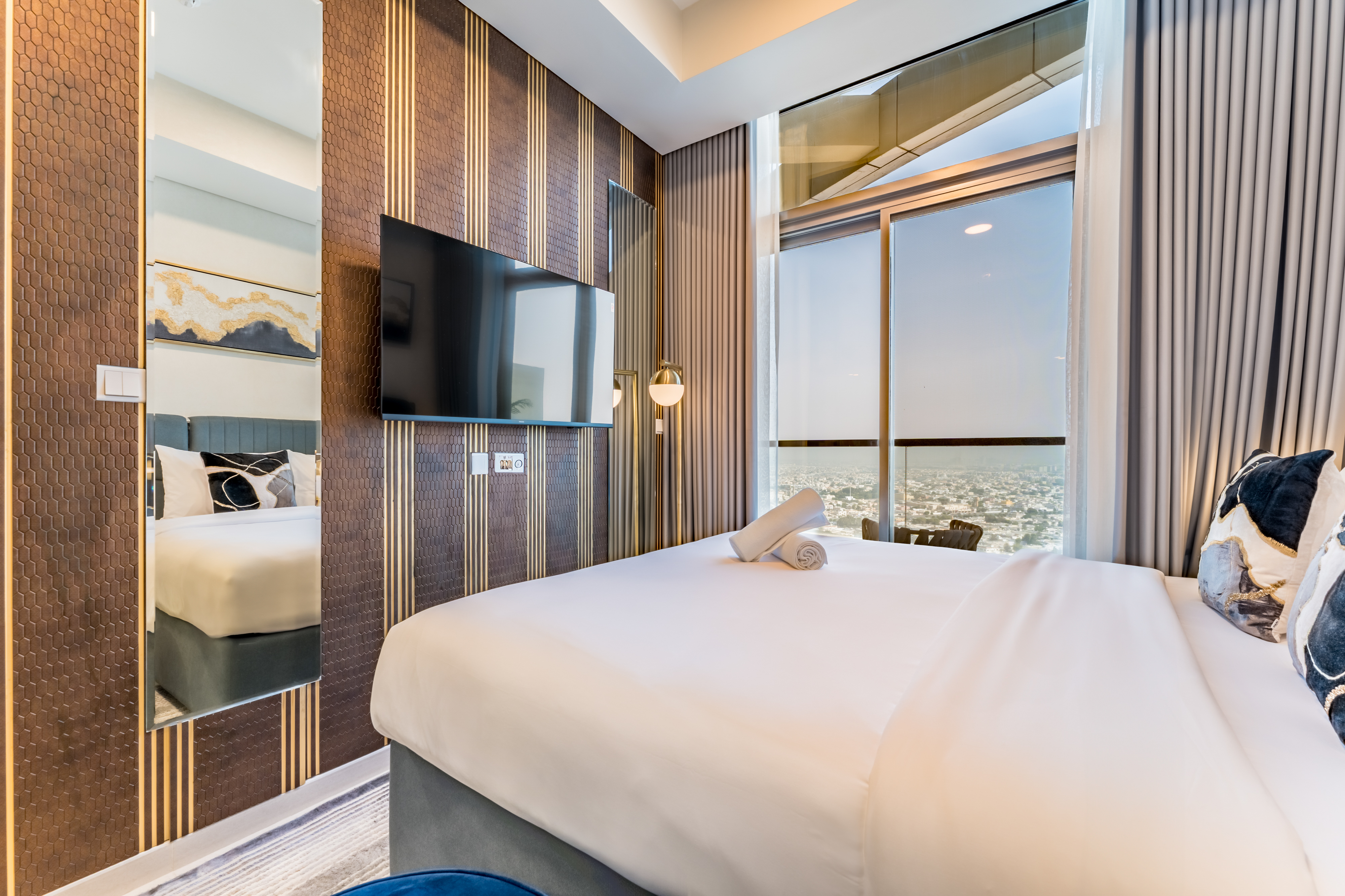 HIGH FLOOR | PRIME LOCATION | FULLY FURNISHED — Photo 11