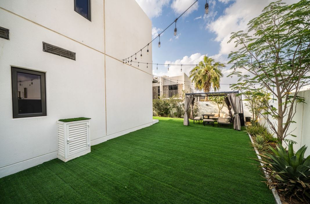 Fully Furnished | Corner Unit | Large Plot | Vacant