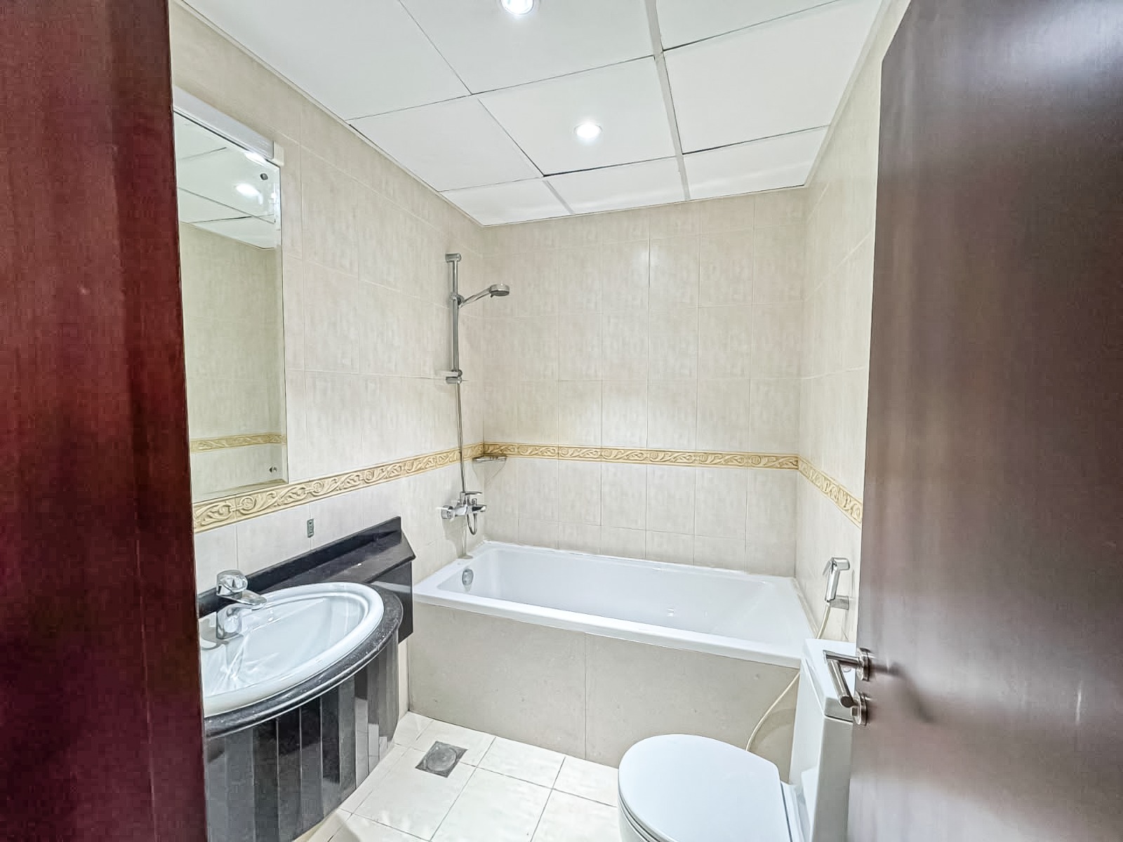 Elegant Marina Living | Spacious Layout | Prime Location