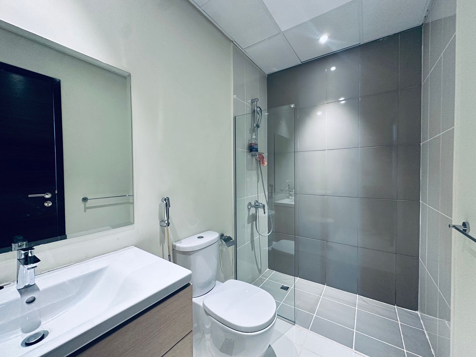 Spacious 2-Bedroom | Semi-Furnished | Balcony · image 7