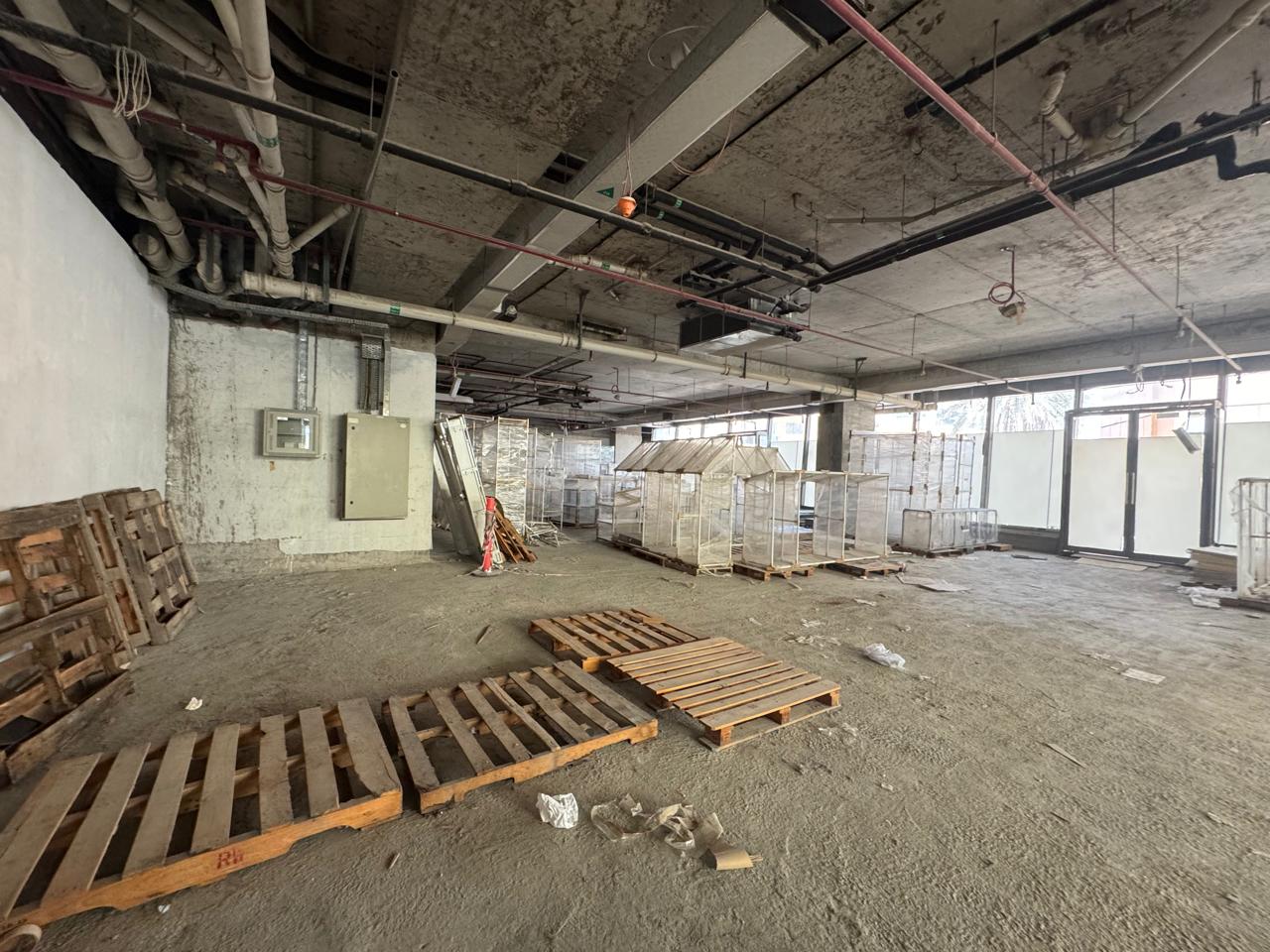 Showroom | Spacious & High Ceiling | Semi-Fitted