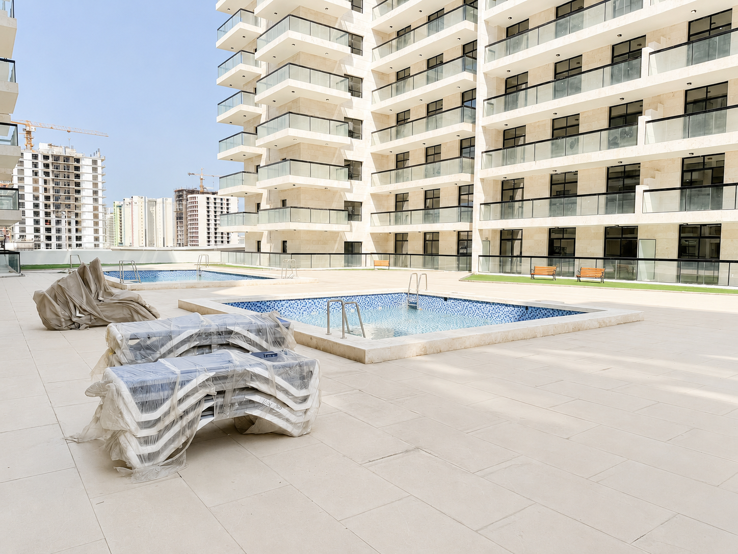 4 Cheques | Pool view | High Floor | Vacant