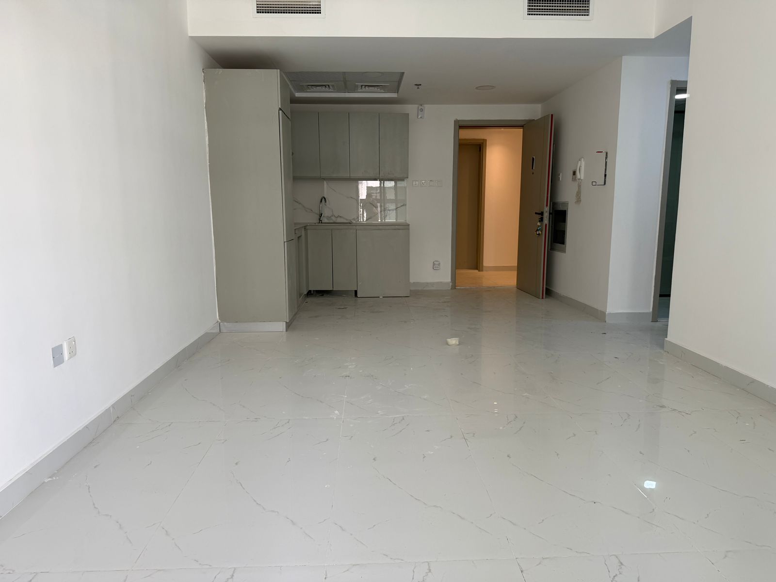 Kitchen with Appliances | Pool view | High Floor | Vacant