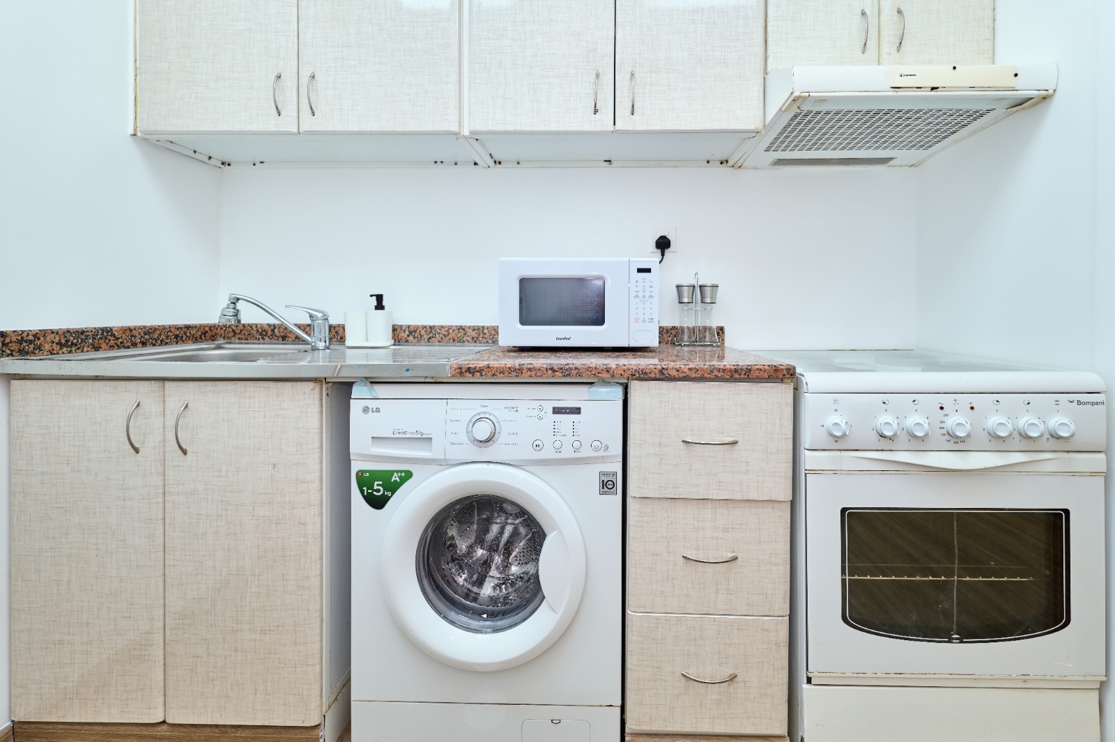 Next to Metro | Lake View | Upgraded Studio