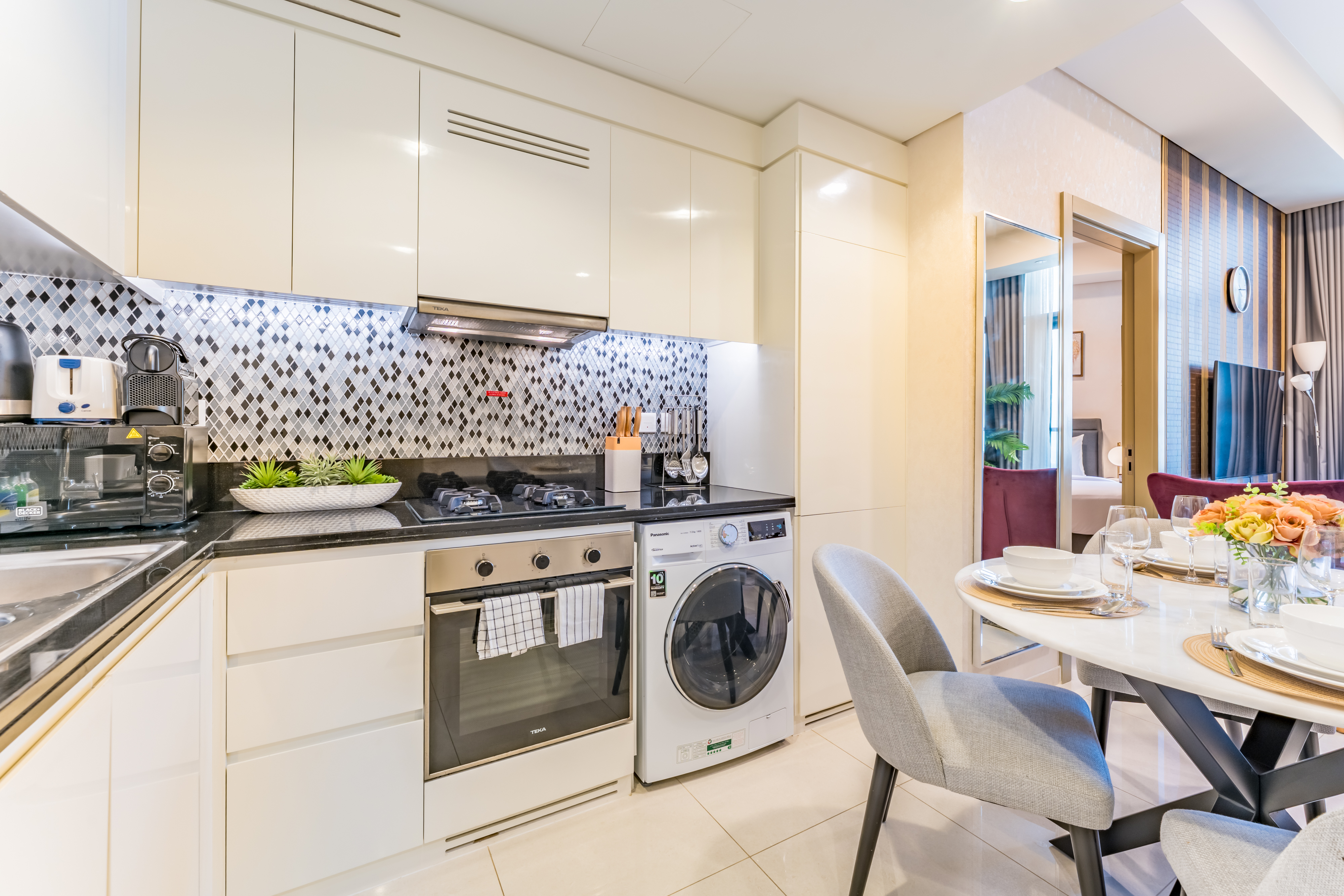 HIGH FLOOR | PRIME LOCATION | FULLY FURNISHED — Photo 3