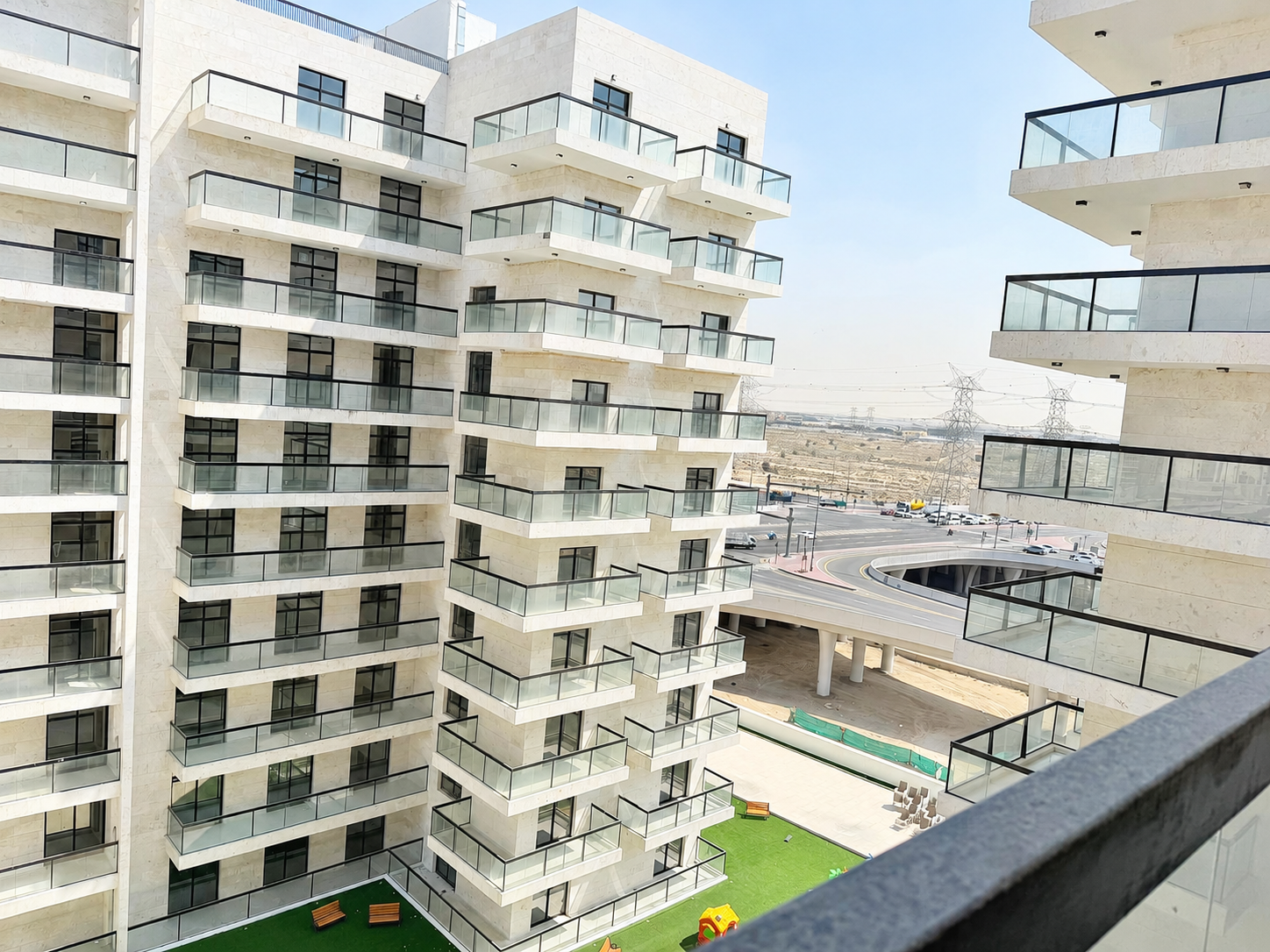 4 Cheques | Pool view | High Floor | Vacant