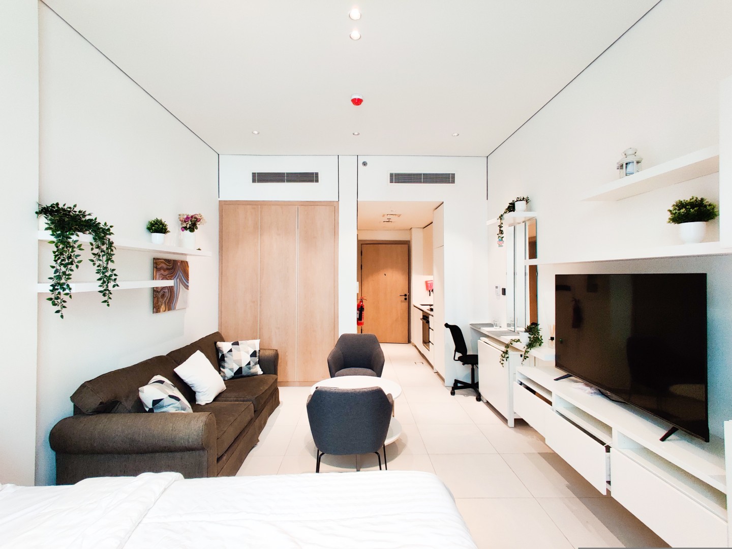 Furnished studio in Beverly Residence