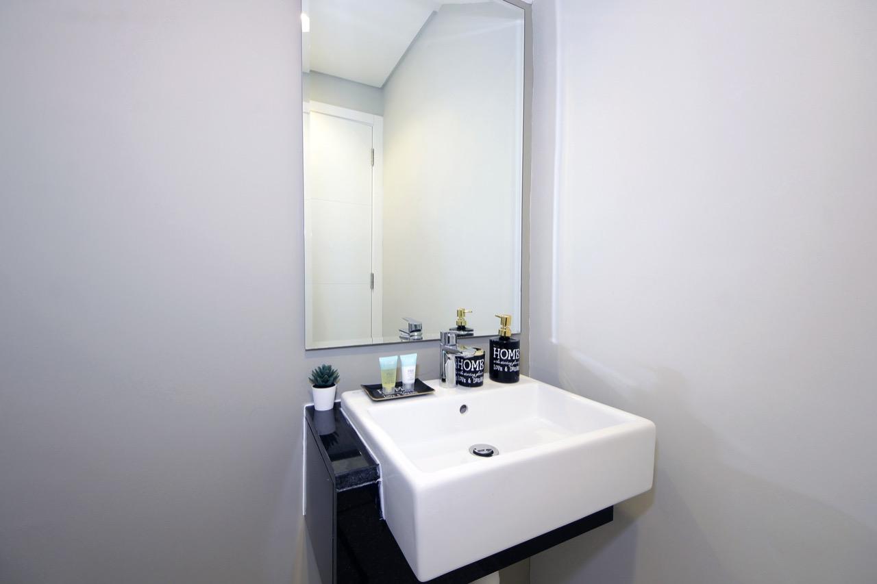 Corner unit | Single Row | Spacious layout