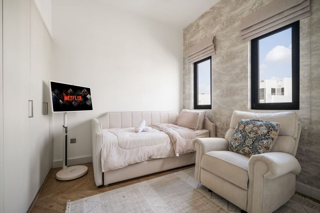 Fully Furnished | Corner Unit | Large Plot | Vacant