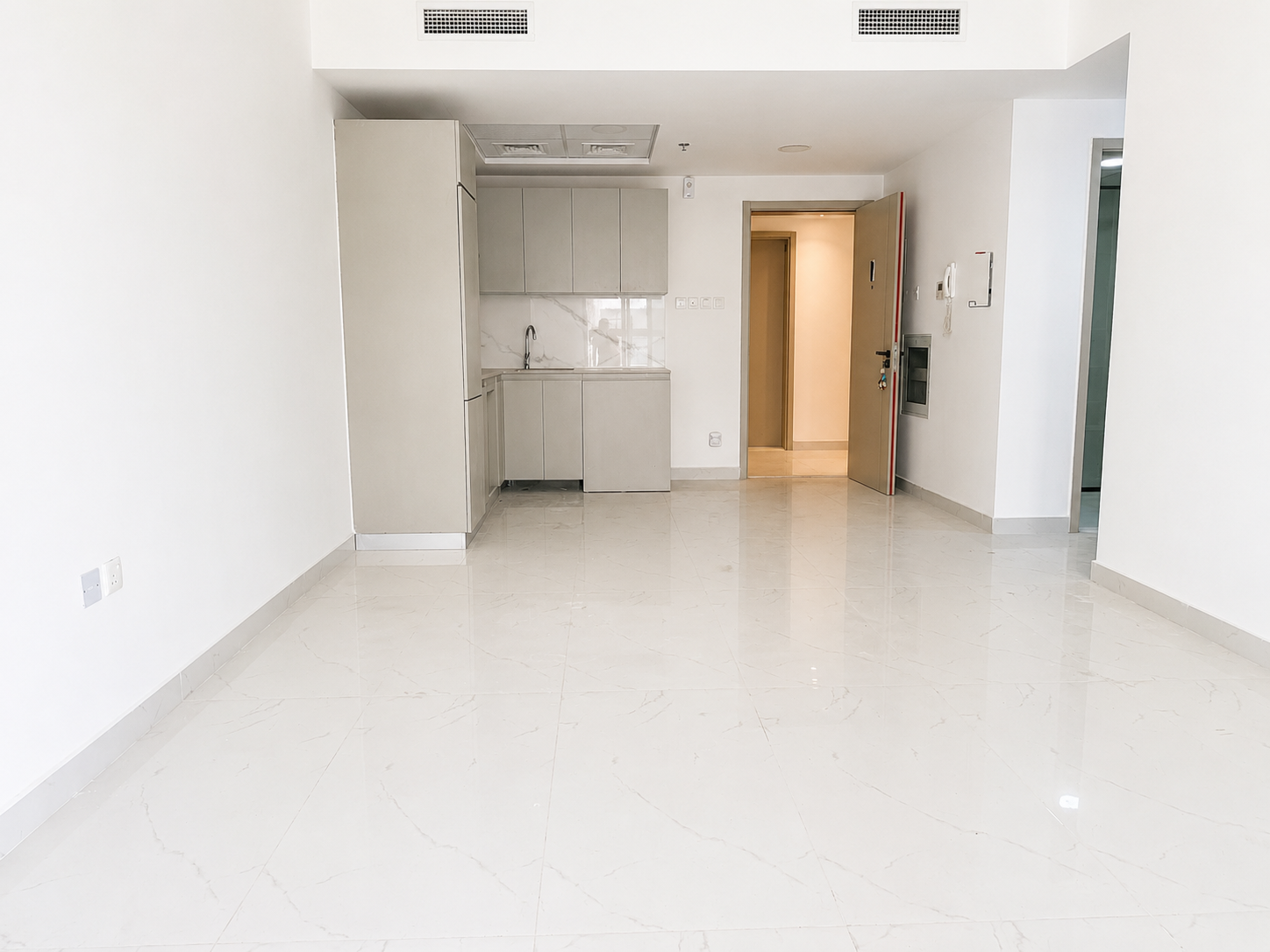 4 Cheques | Pool view | High Floor | Vacant