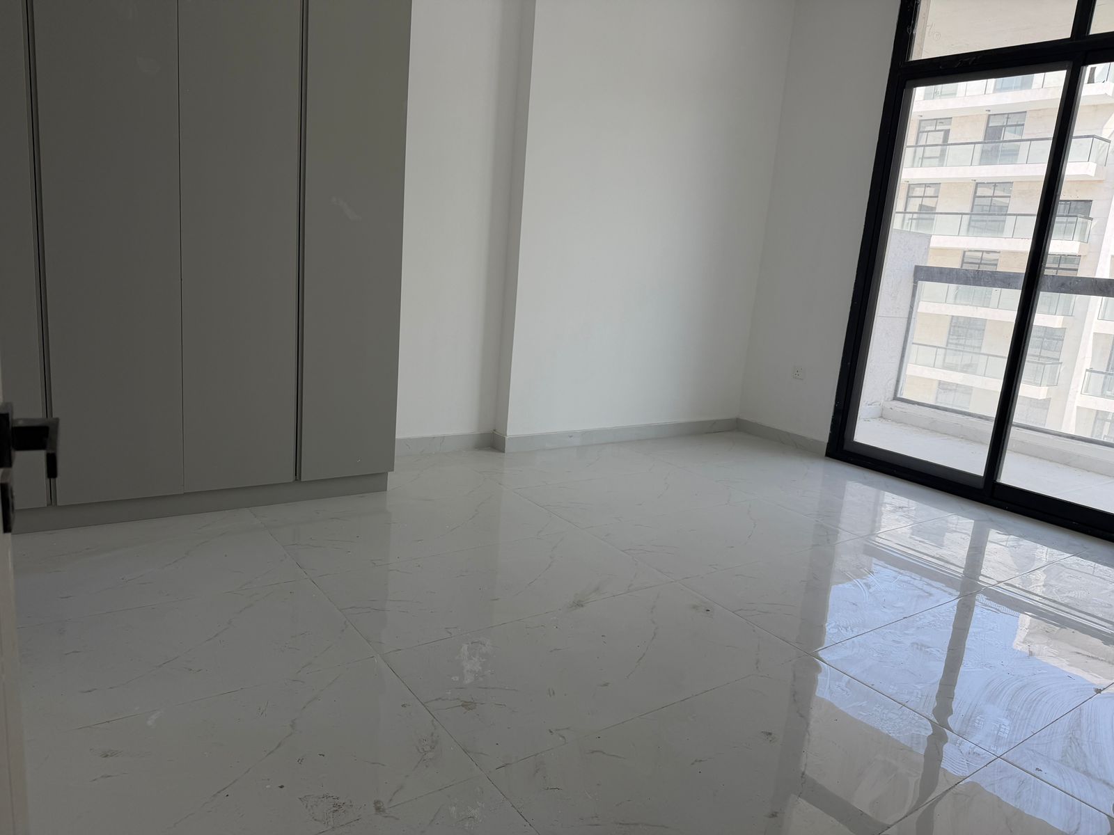 Kitchen with Appliances | Pool view | High Floor | Vacant