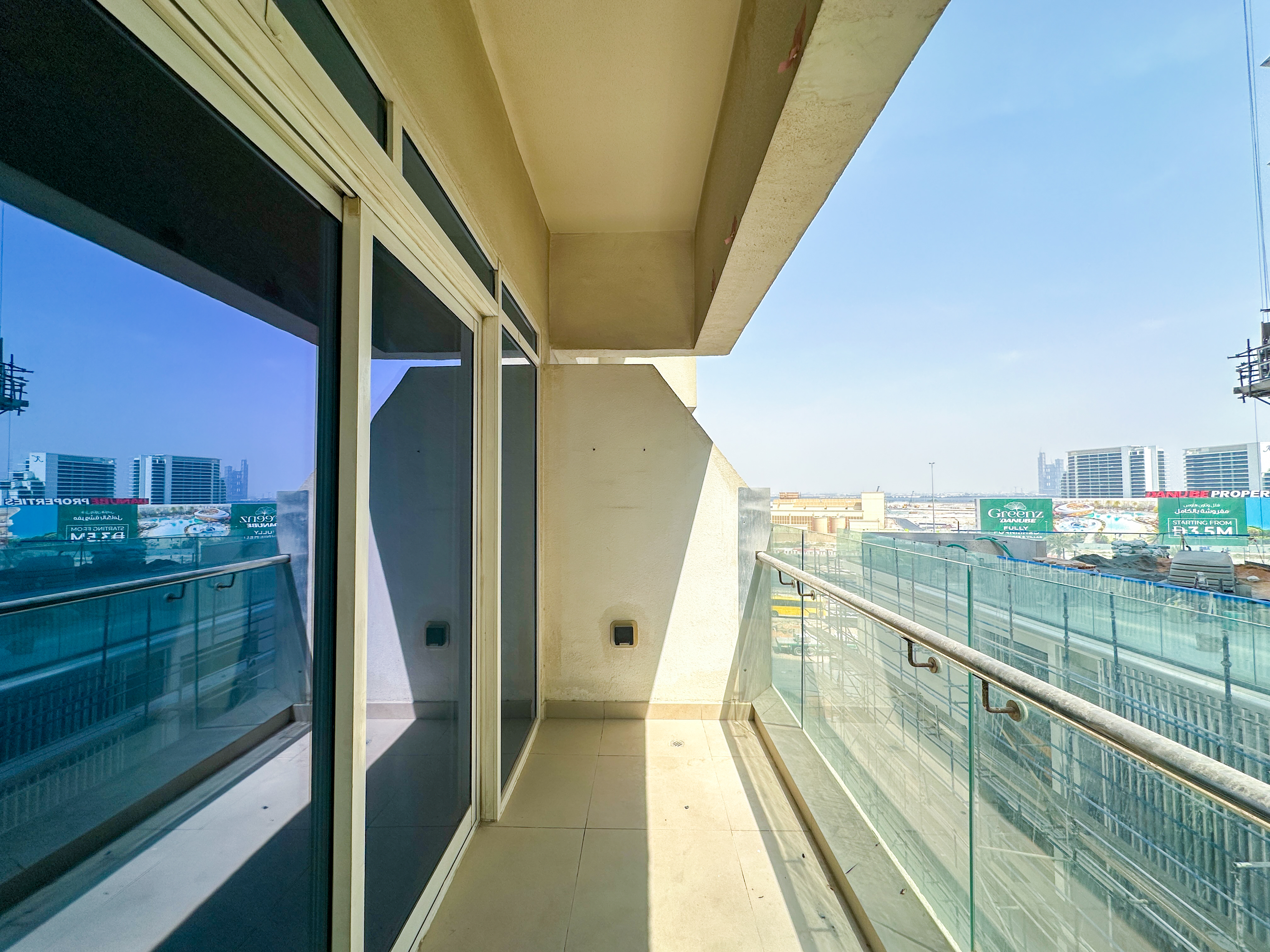 Studio with balcony Al Jaddaf | Near Metro | canal view | Ideal for Airport & Business Bay Staff