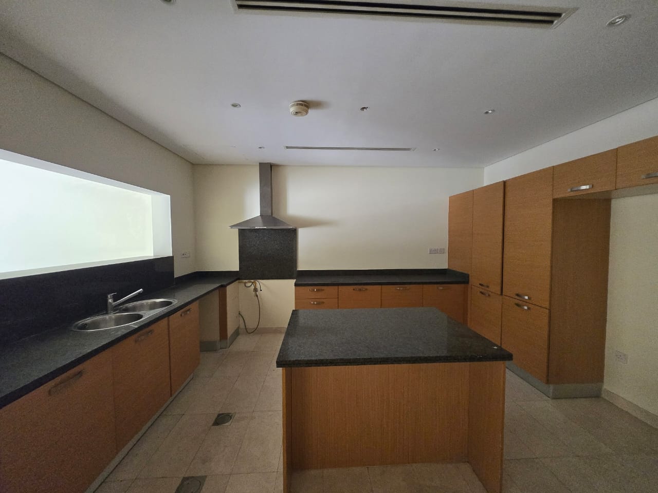 Ready to Move I Family Townhouse | Prime Location