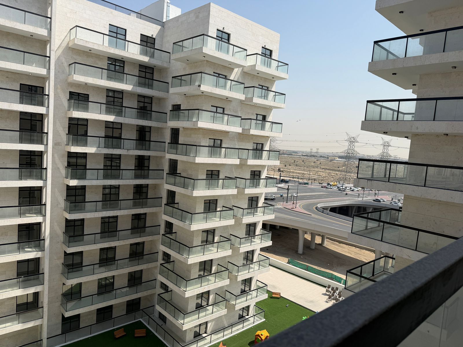 Kitchen with Appliances | Pool view | High Floor | Vacant