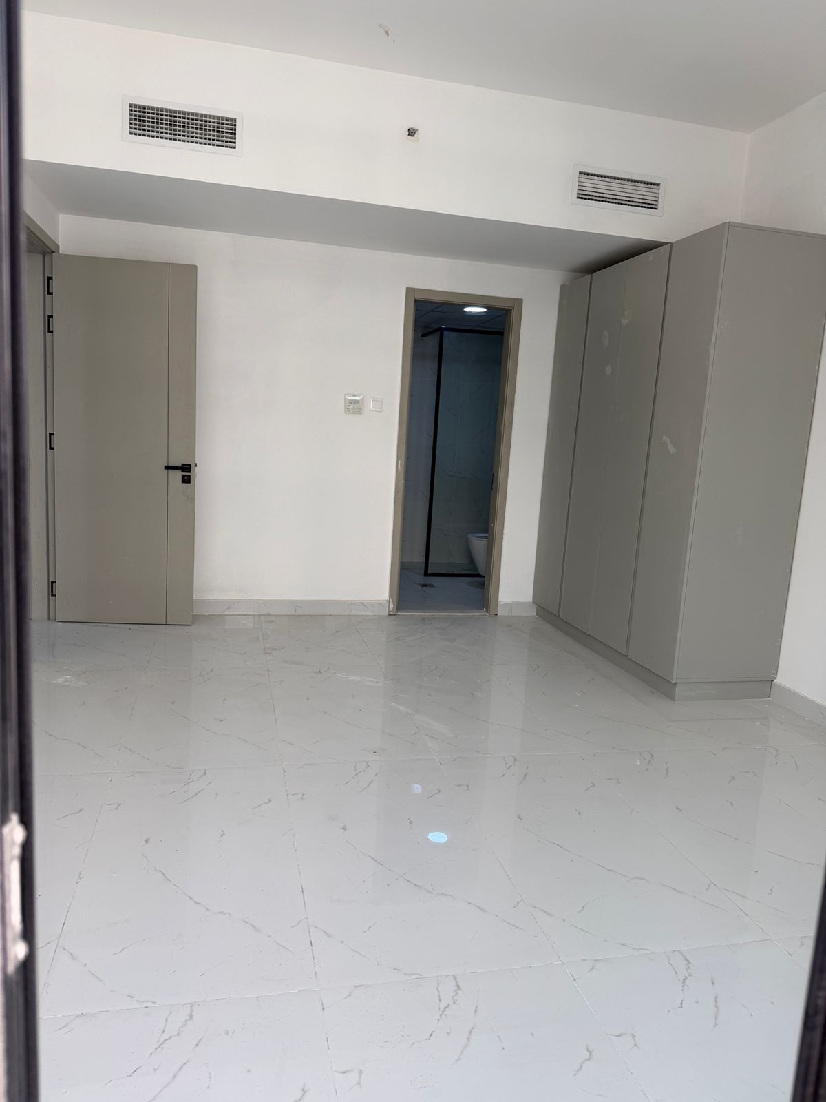 Kitchen with Appliances | Pool view | High Floor | Vacant