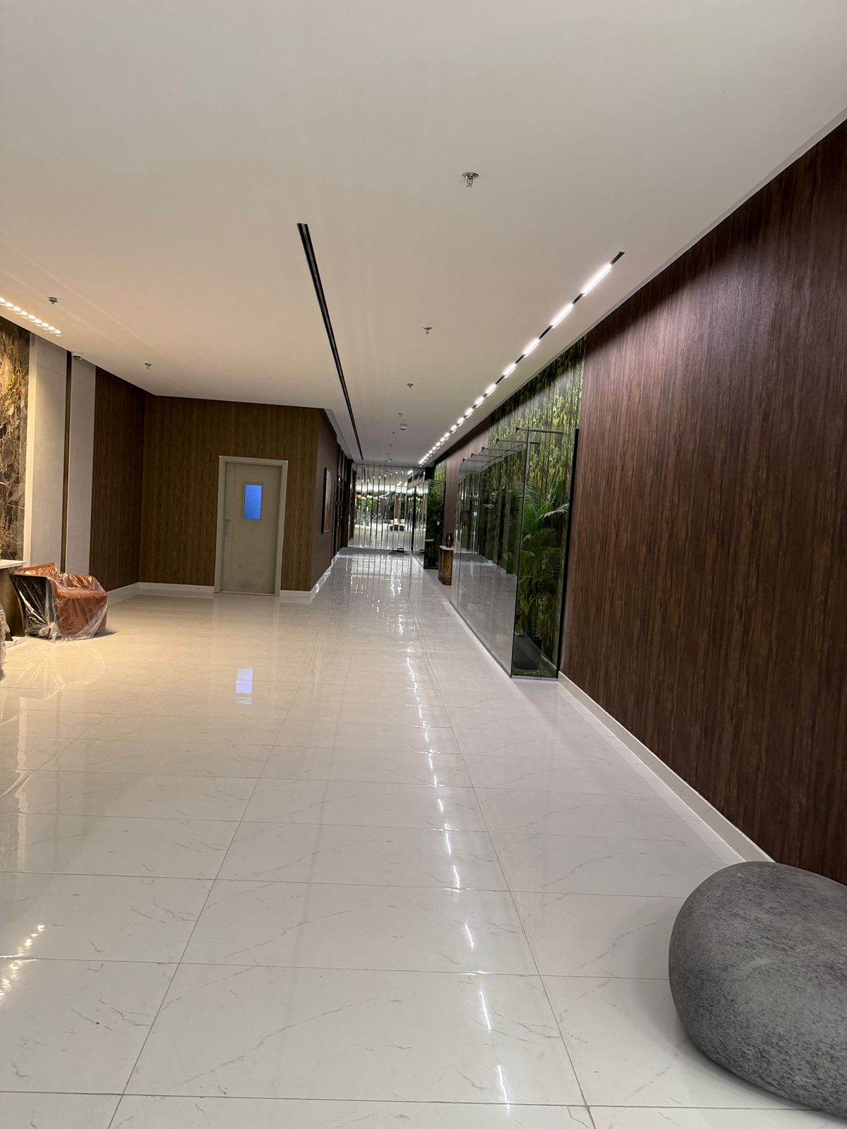 Kitchen with Appliances | Pool view | High Floor | Vacant
