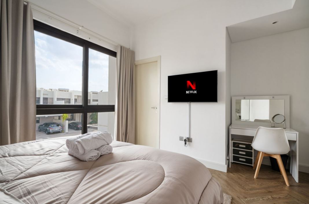 Fully Furnished | Corner Unit | Large Plot | Vacant