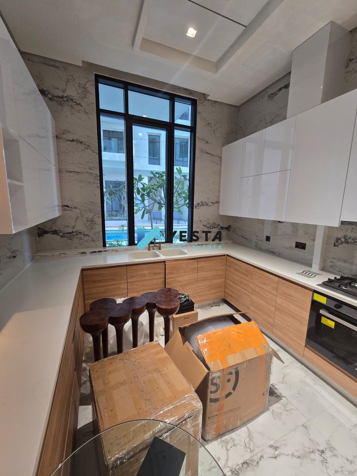 Huge Layout | Premium Finishings | High Ceiling | Vacant Unit
