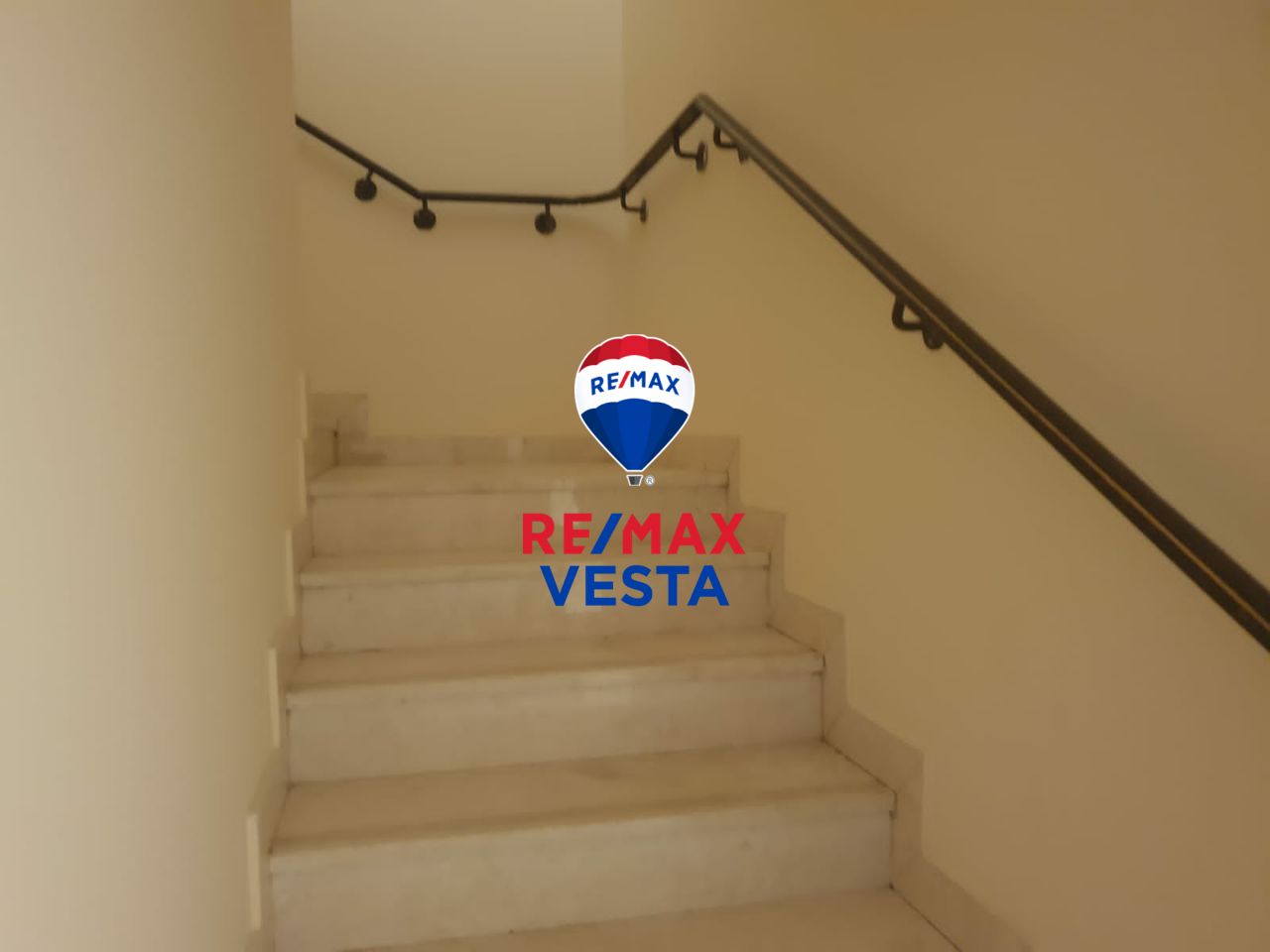 4BR Corner Villa | Close to Amenities | Maid Room | Well Maintained | Vacant