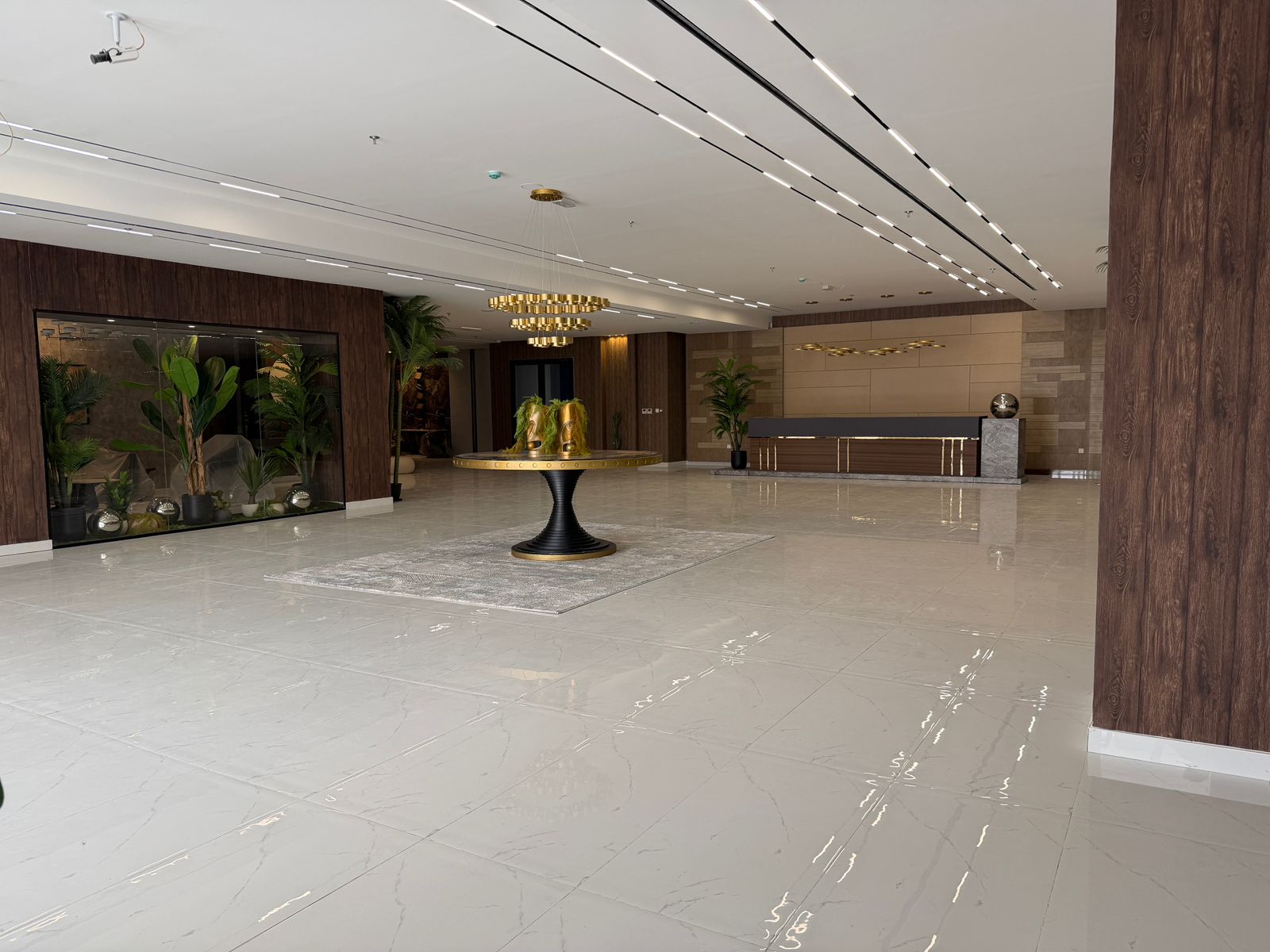 Kitchen with Appliances | Pool view | High Floor | Vacant