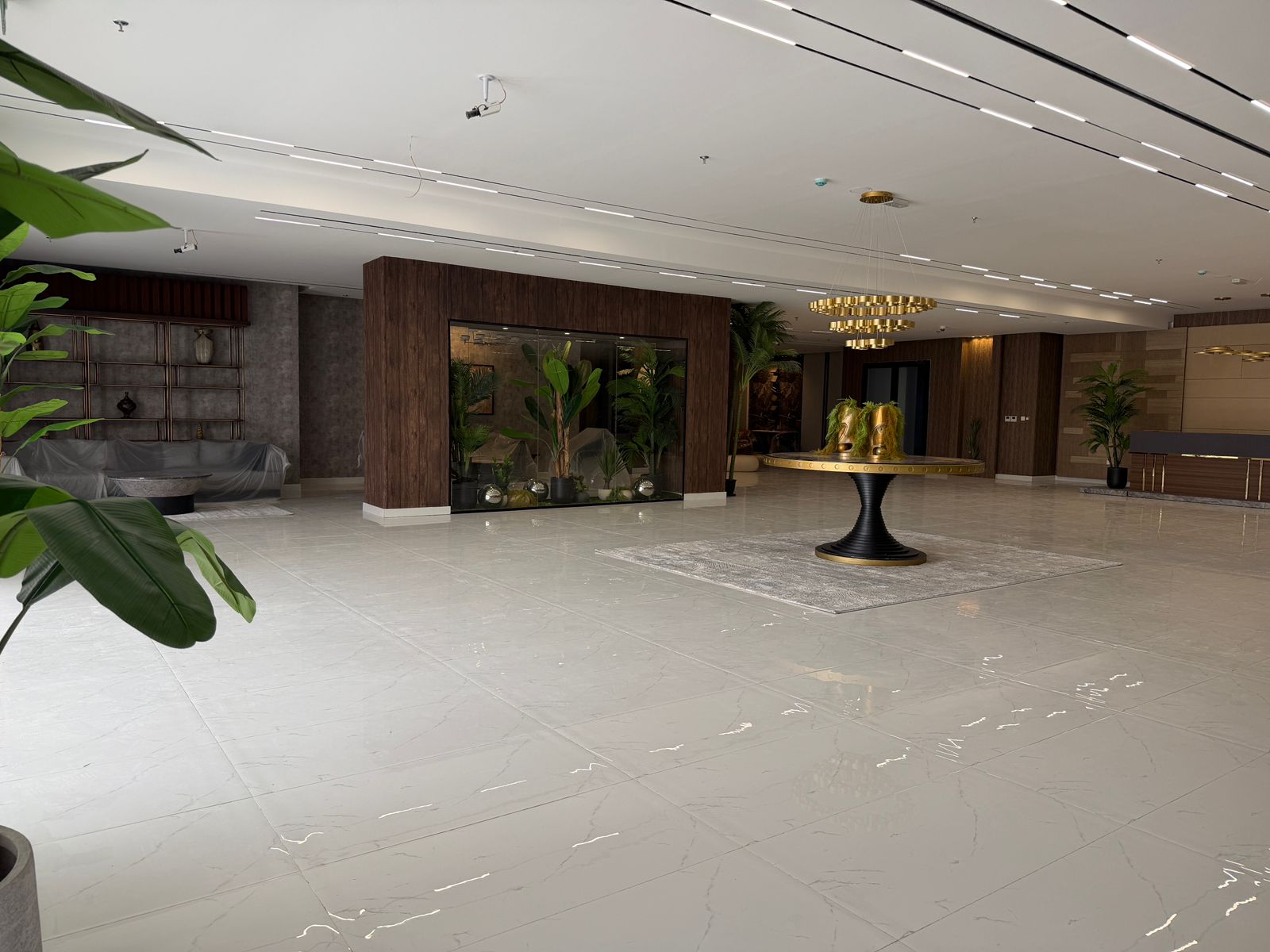 Kitchen with Appliances | Pool view | High Floor | Vacant