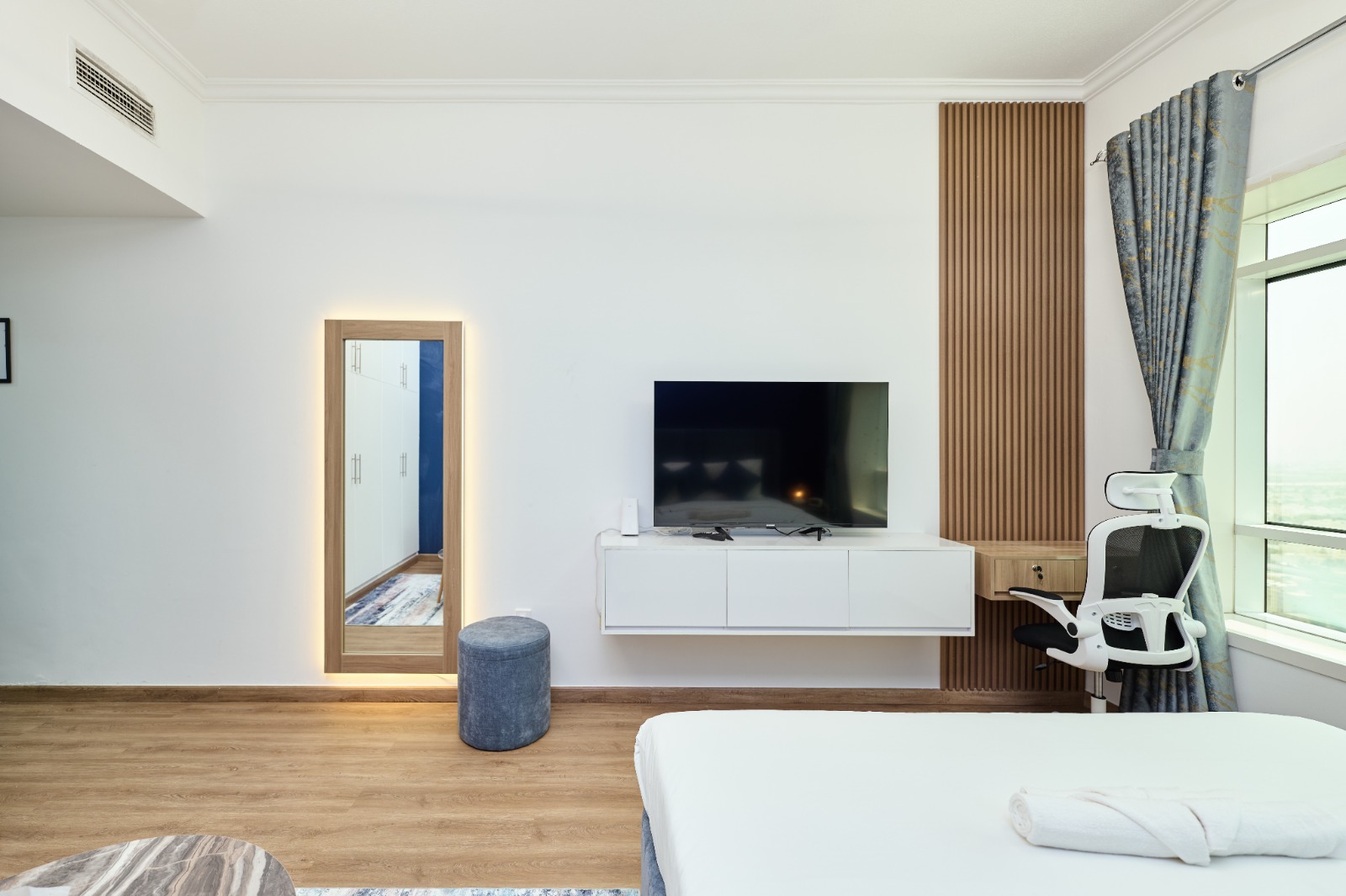 Next to Metro | Lake View | Upgraded Studio