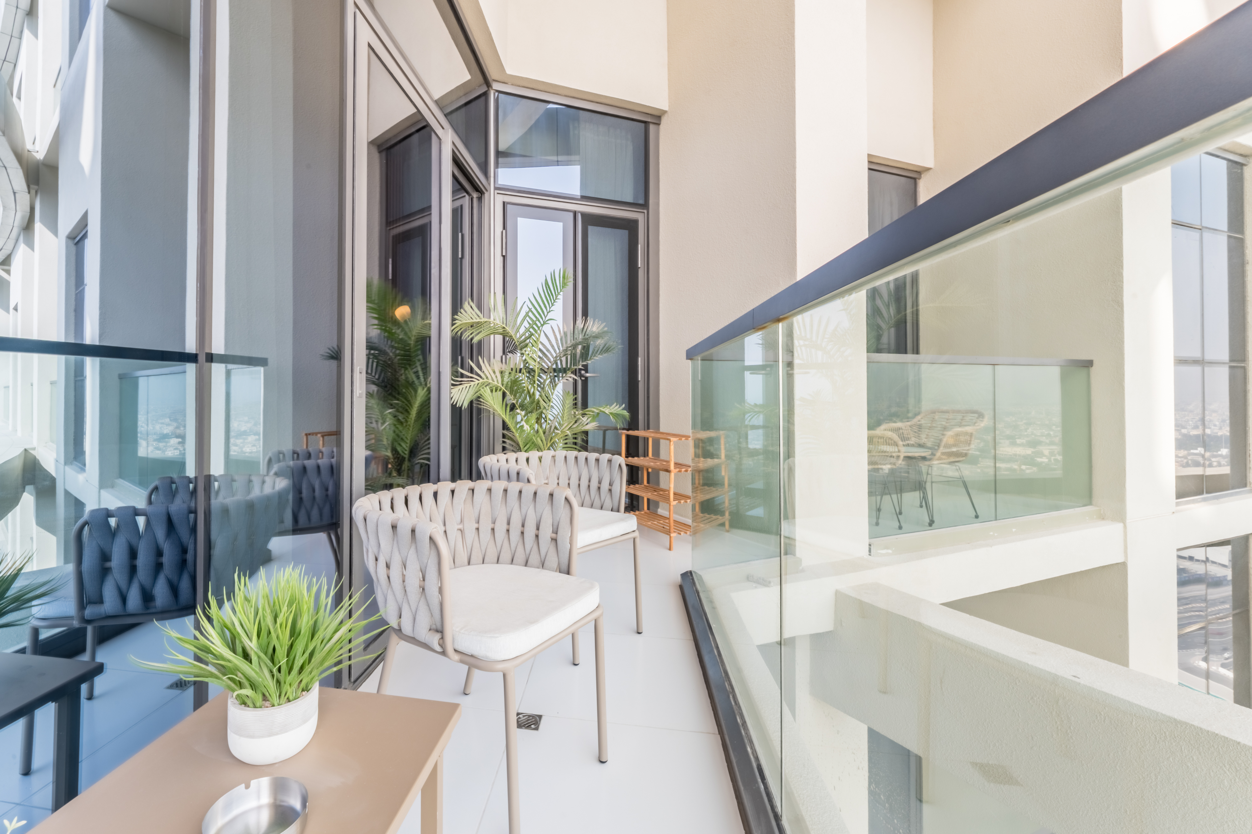 HIGH FLOOR | PRIME LOCATION | FULLY FURNISHED — Photo 2