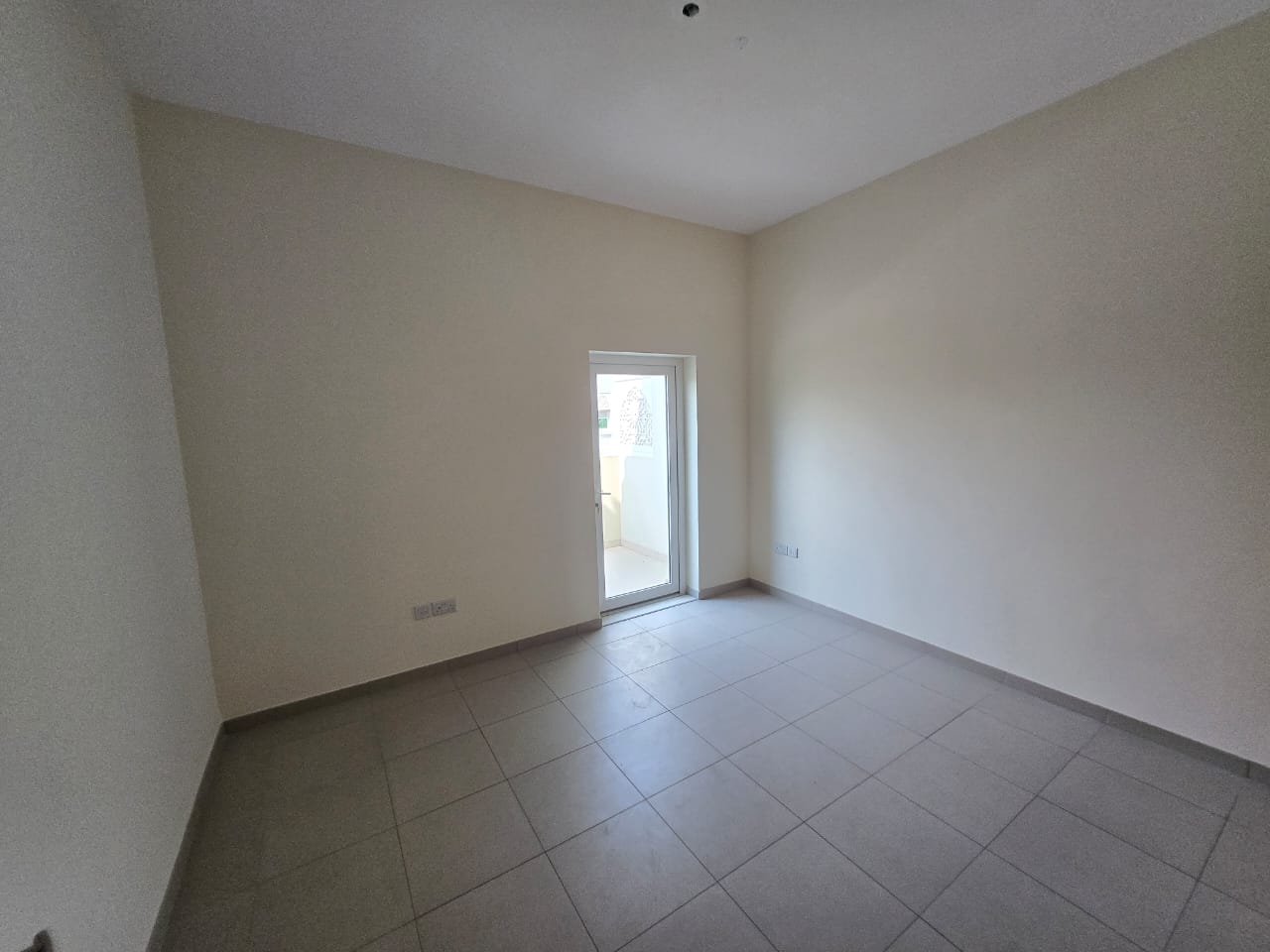 Ready to Move I Family Townhouse | Prime Location
