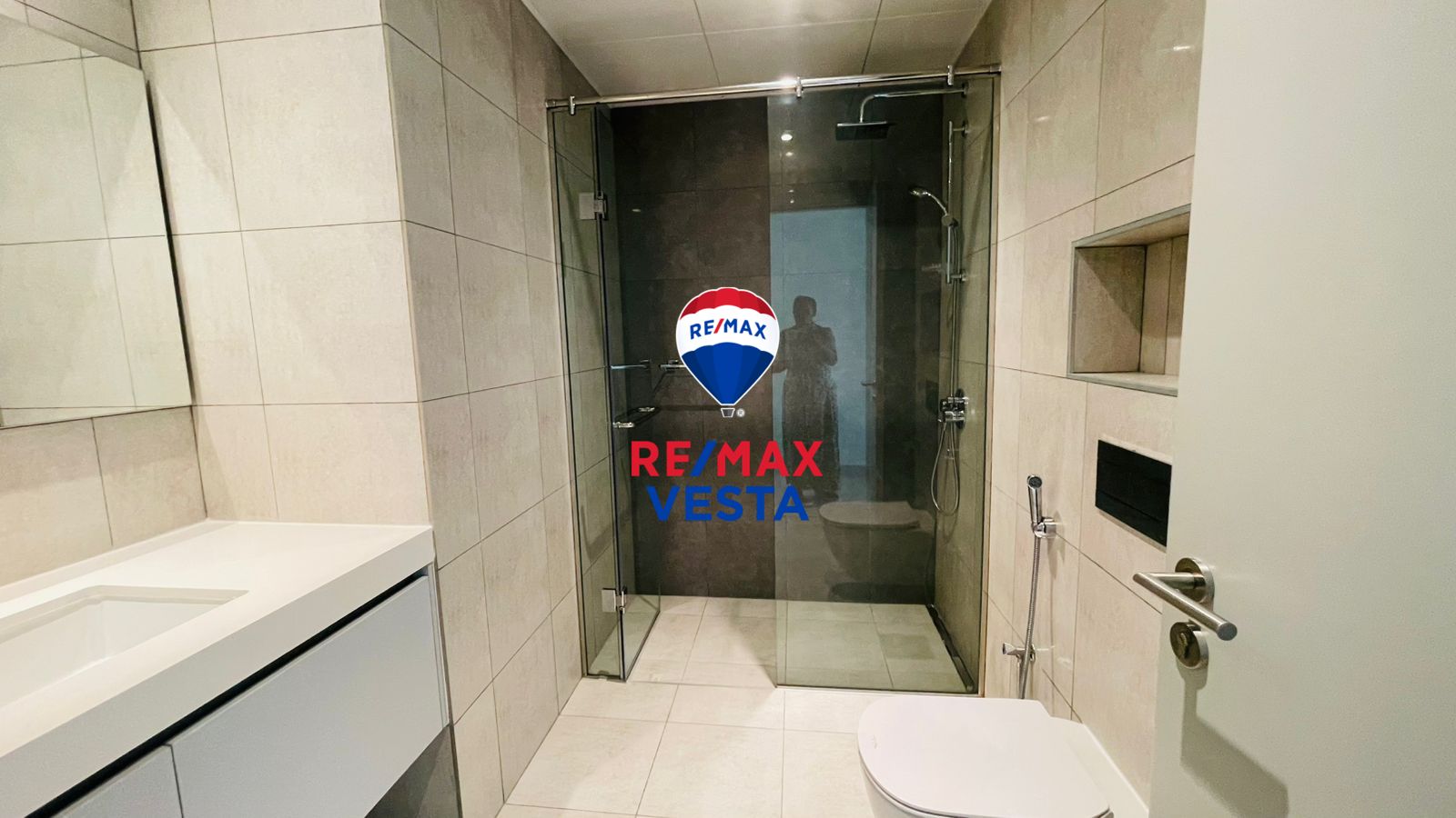 Luxury 2 Bedroom + Maid’s Room in Canal Residence, Al Reem Island