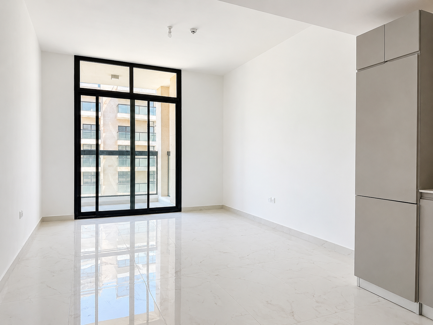 4 Cheques | Pool view | High Floor | Vacant