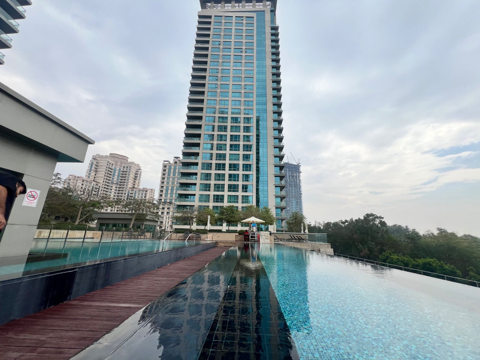 Semi Furnished | Balcony | Peaceful Green | Community | Golf & Pool View | Closed Kitchen