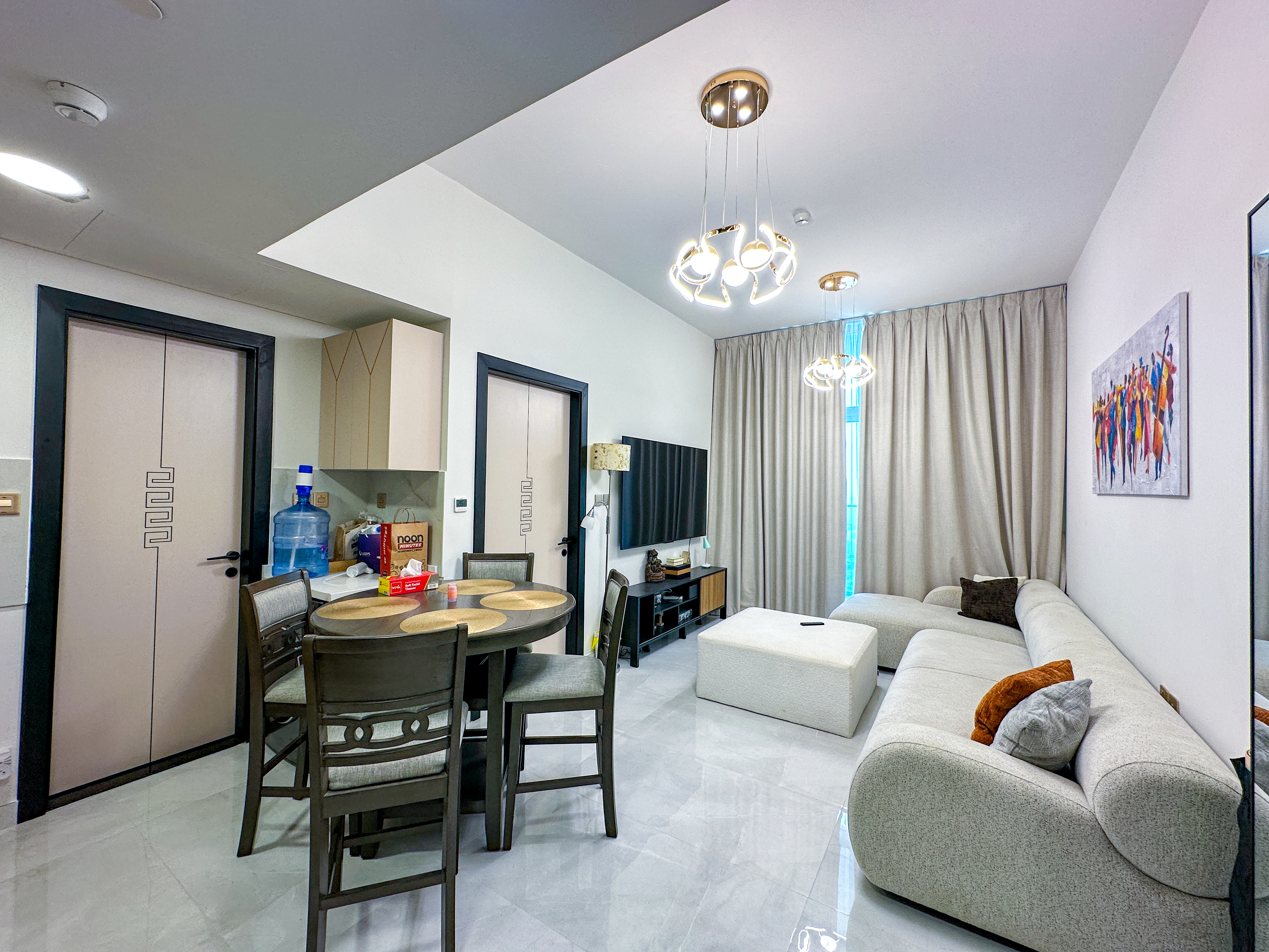 12 Cheques | Skyline Views | Premium Amenities