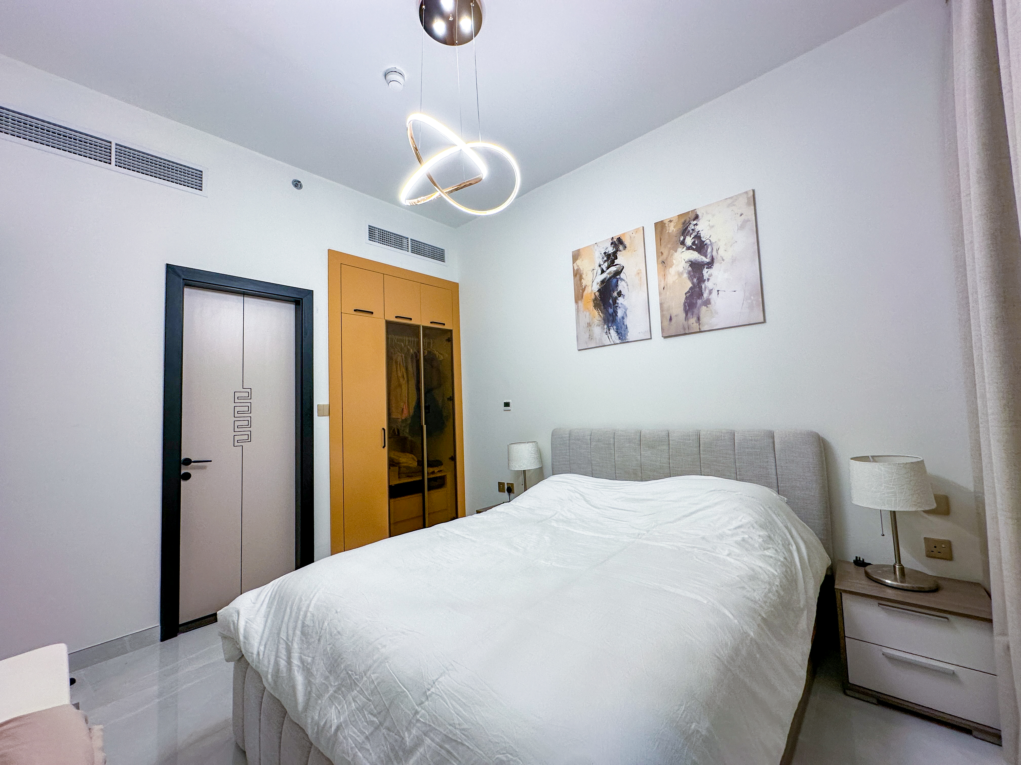 12 Cheques | Skyline Views | Premium Amenities